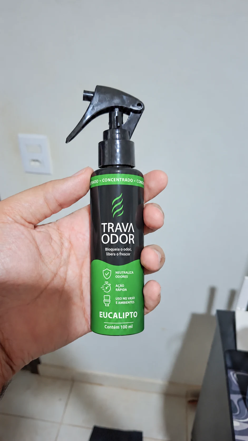 Frasco Trava Odor Eucalipto na mão