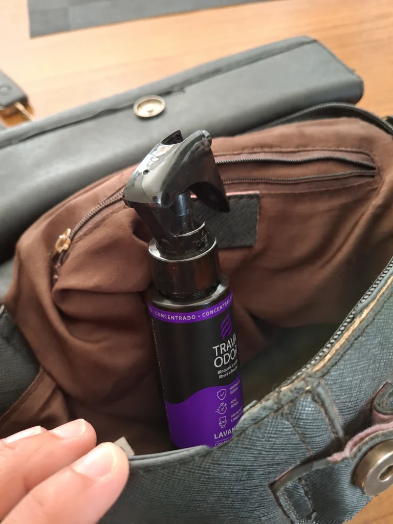 Frasco Trava Odor Lavanda dentro de uma bolsa