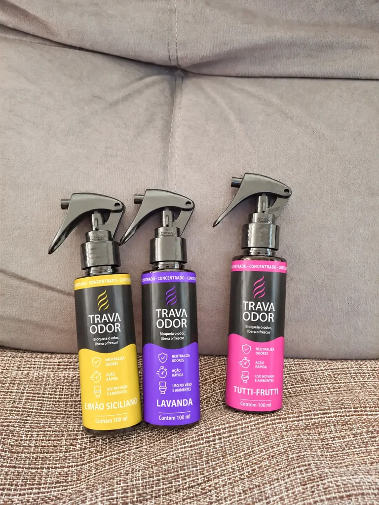 Frascos Trava Odor Limão Siciliano, Lavanda e Tutti-Frutti no sofá