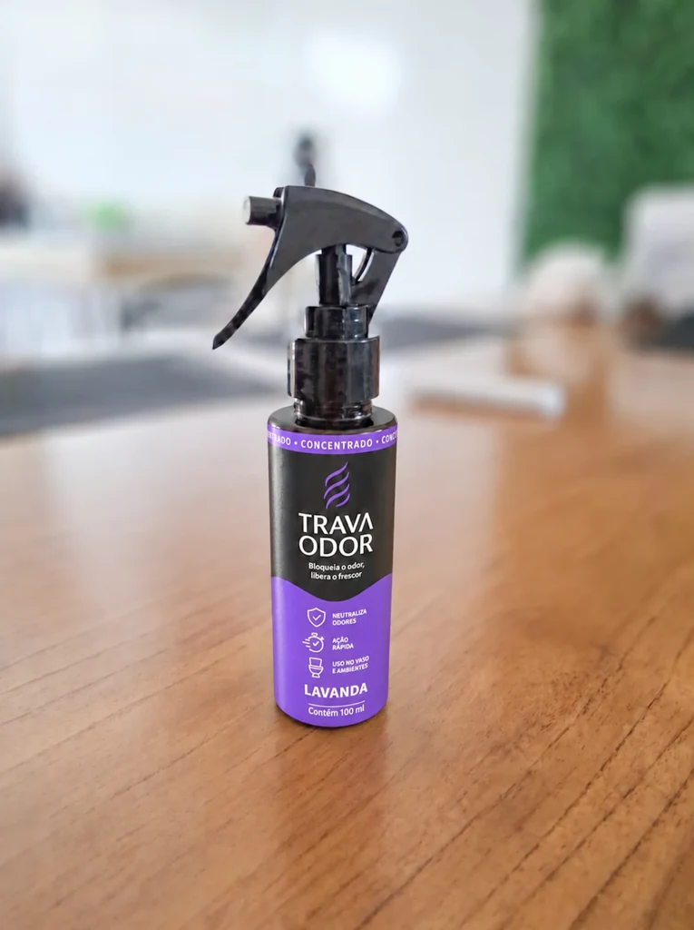 Frasco Trava Odor Lavanda sobre uma mesa