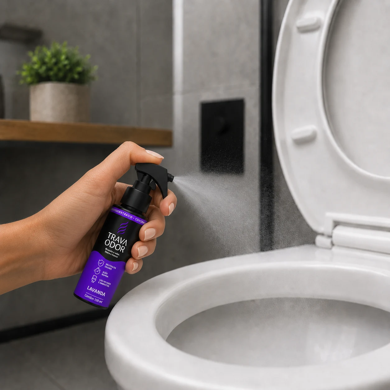 Mão borrifando Trava Odor Lavanda em um vaso sanitário